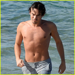 PLL's Tyler Blackburn Shows Off His Shirtless Body in Hawaii!