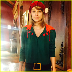 Taylor Swift Is the Cutest Christmas Elf!