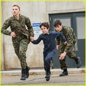 Cassie Runs Away With Sammy In New Pics & Clips From 'The 5th Wave'