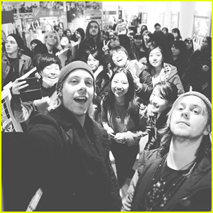 R5 Have A Big Entourage In Japan - See The Fun Vid!