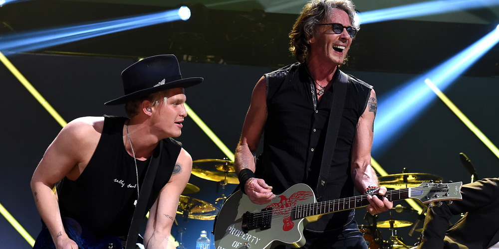 Cody Simpson Plays ‘Jessie’s Girl’ With Rick Springfield at iHeart 80s ...