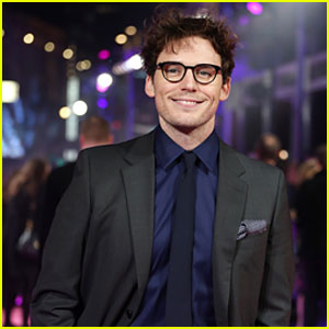 Sam Claflin Flashes a Grin at 'How To Be Single' Premiere in London
