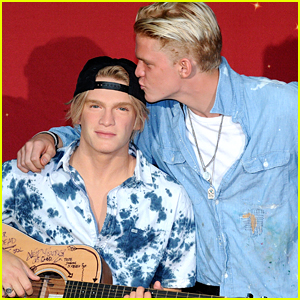 Cody Simpson Takes Selfies & Kisses His Wax Figure at Madame Tussauds Orlando