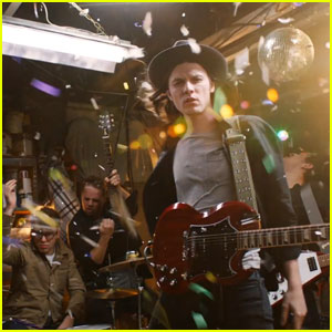 James Bay Puts on His 'Best Fake Smile' in New Music Video - Watch Now!
