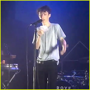 Troye Sivan Reads Fan's Coming Out Note at Concert - Watch Now!