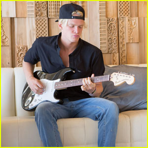 Cody Simpson Jams Out at Coachella 2016!