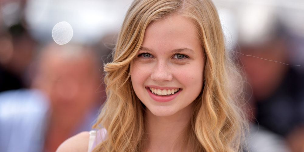 Angourie Rice gets a sweet cheek kiss from Ryan Gosling while arriving at t...
