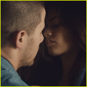 Nick Jonas’ ‘Chainsaw’ Music Video Stars Sara Sampaio – Watch Now ...