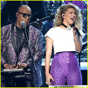 Tori Kelly Sings Prince Tribute with Stevie Wonder at BET Awards 2016 (Video)