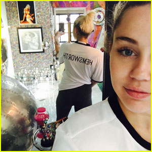 Miley Cyrus Shows Love for Liam Hemsworth With Cute T-Shirt!