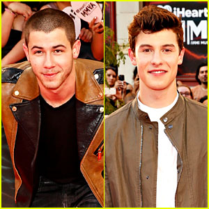 Nick Jonas Hits the MMVAs 2016 Red Carpet with Shawn Mendes!