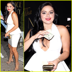 Ariel Winter Returns to Snapchat, Posts Dance Party from Her Car!