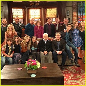'Girl Meets World' & 'Boy Meets World' Casts Unite For Epic Photo