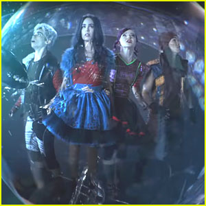 China Anne McClain Perfects Her Evil Laugh In ‘Descendants 2′ Teaser ...
