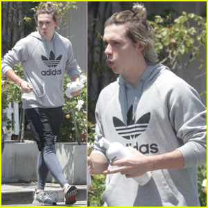 Brooklyn Beckham Shows Off His Toned Abs in Shirtless Gym Photo