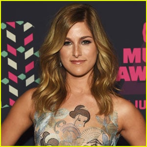 Cassadee Pope Shows Off Cute New Haircut!