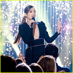 Watch Hailee Steinfeld Sing the First Line of 'Firework' Over & Over!