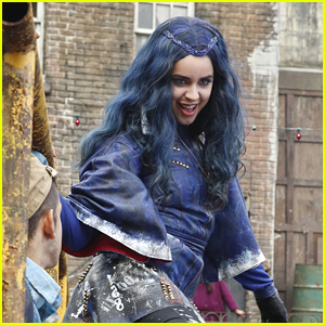 Star Sofia Carson Wonders If Evie Has Any Siblings In ‘Descendants ...