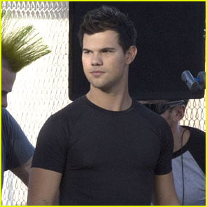 Taylor Lautner Reveals What He Would Cook on a Romantic Date!