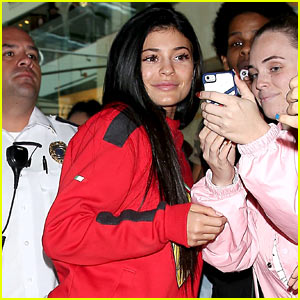 Kylie Jenner Greets Fans at Her First-Ever Pop-Up Shop!: Photo