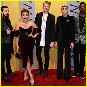 Pentatonix 2022 Christmas Special Hallelujah Video: Pentatonix Perform Moving Cover Of 'Hallelujah' During Their Christmas  Special | Pentatonix | Just Jared Jr.