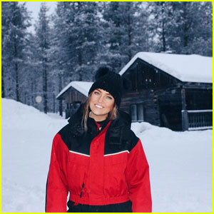 Perrie Edwards Found Santa During A Snowy Holiday With Friends!
