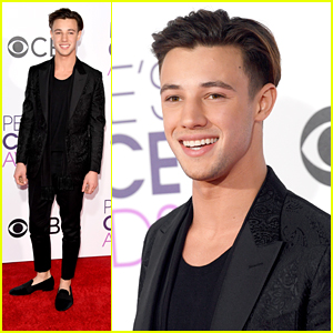 Cameron Dallas Makes It Just in Time For People's Choice Awards 2017