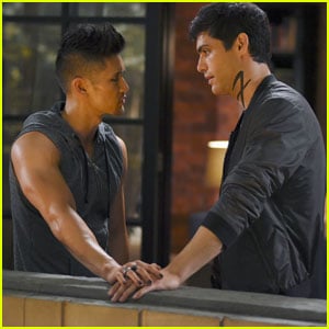 'Shadowhunters' Fans Are Really Excited About Season 2 & #Malec Tonight
