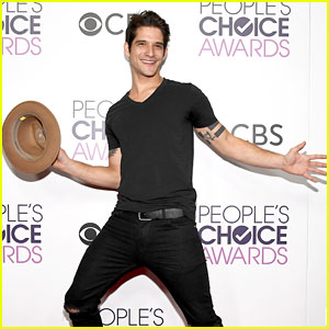 Tyler Posey's Adorable Backstage GIF at the People's Choice Awards 2017 Will Make You Smile