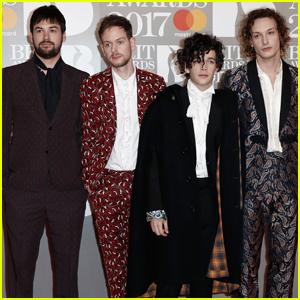The 1975 Take Home Best British Group at Brit Awards 2017! (Video)