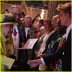 Cody Simpson Meets Queen Elizabeth II at XXI Commonwealth Games (Video)