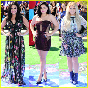 Ariel Winter & Demi Lovato Didn’t Wear Blue For the ‘Smurfs: The Lost