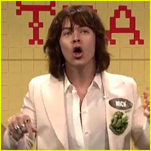 Watch Harry Styles Move Like Mick Jagger in 'Celebrity Family Feud' on 'SNL'! (Video)