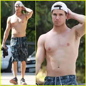Robbie Amell Shows Off His Abs on Afternoon Hike, Robbie Amell, Shirtless