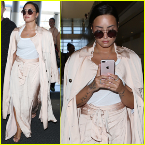 Demi Lovato Departing From LAX April 15, 2011 – Star Style