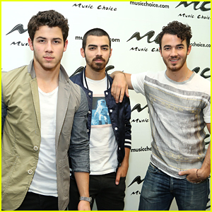 Nick, Joe & Kevin Jonas Dropped Everything To Be With Their Dad During His Cancer Battle