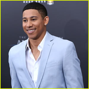The Flash's Keiynan Lonsdale Comes Out as Bisexual