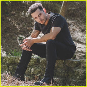 Vampire Diaries Michael Malarkey Says There Was Something Beautiful In Enzo S Death Magazine Michael Malarkey Just Jared Jr