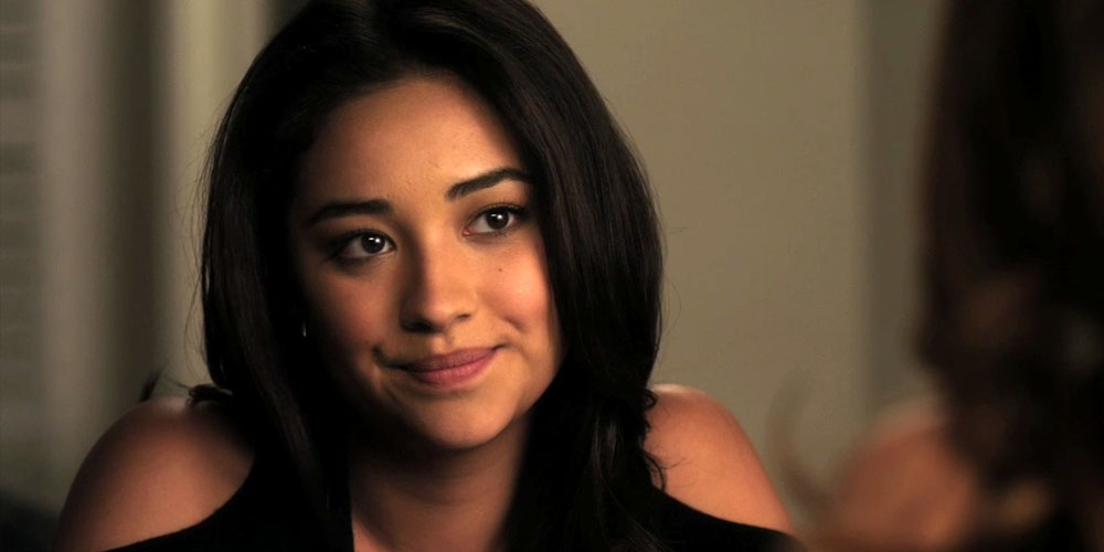 ‘Pretty Little Liars’ Showrunner Got More Pushback Over Emily Being Gay ...