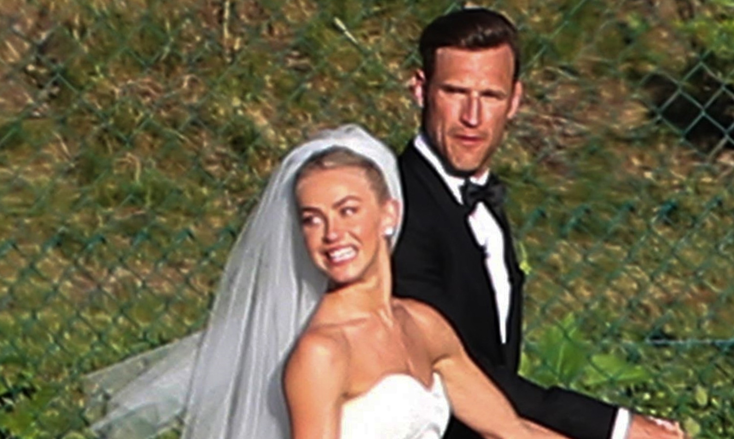 julianne hough and brooks laich on a vintage speedboat out on the lake to  take wedding photos-080717_2