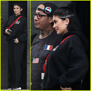 Kylie Jenner Snaps Pic With Fan Ahead of Birthday Collection Launch