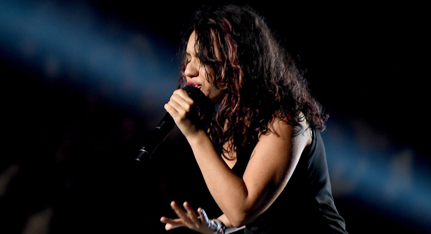 Alessia Cara Performs ‘Scars to Your Beautiful’ at MTV VMAs 2017