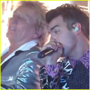DNCE Get 'Sexy' With Rod Stewart at MTV VMAs 2017 - Watch Now!