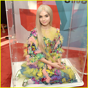 Singer Poppy Arrives at Streamy Awards 2017 in a Box!
