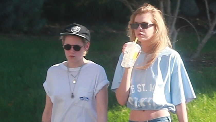 Kristen Stewart Grabs Sunday Brunch With Girlfriend Stella Maxwell 