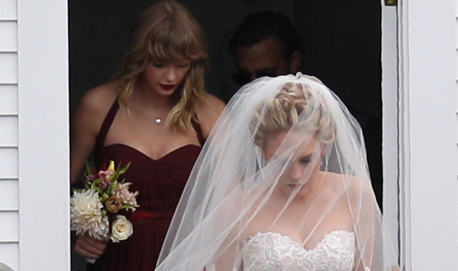 Taylor Swift Holds Bff Abigail Andersons Dress At Her Wedding Photos Abigail Anderson