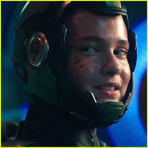 Newcomer Cailee Spaeny Leads The Fight in 'Pacific Rim Uprising' Trailer - Watch!