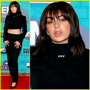 Charli XCX Bares Her Midriff on MTV EMAs 2017 Red Carpet | 2017 MTV