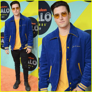 Logan Henderson Hits the Orange Carpet at the Nickelodeon Halo Awards 2017!