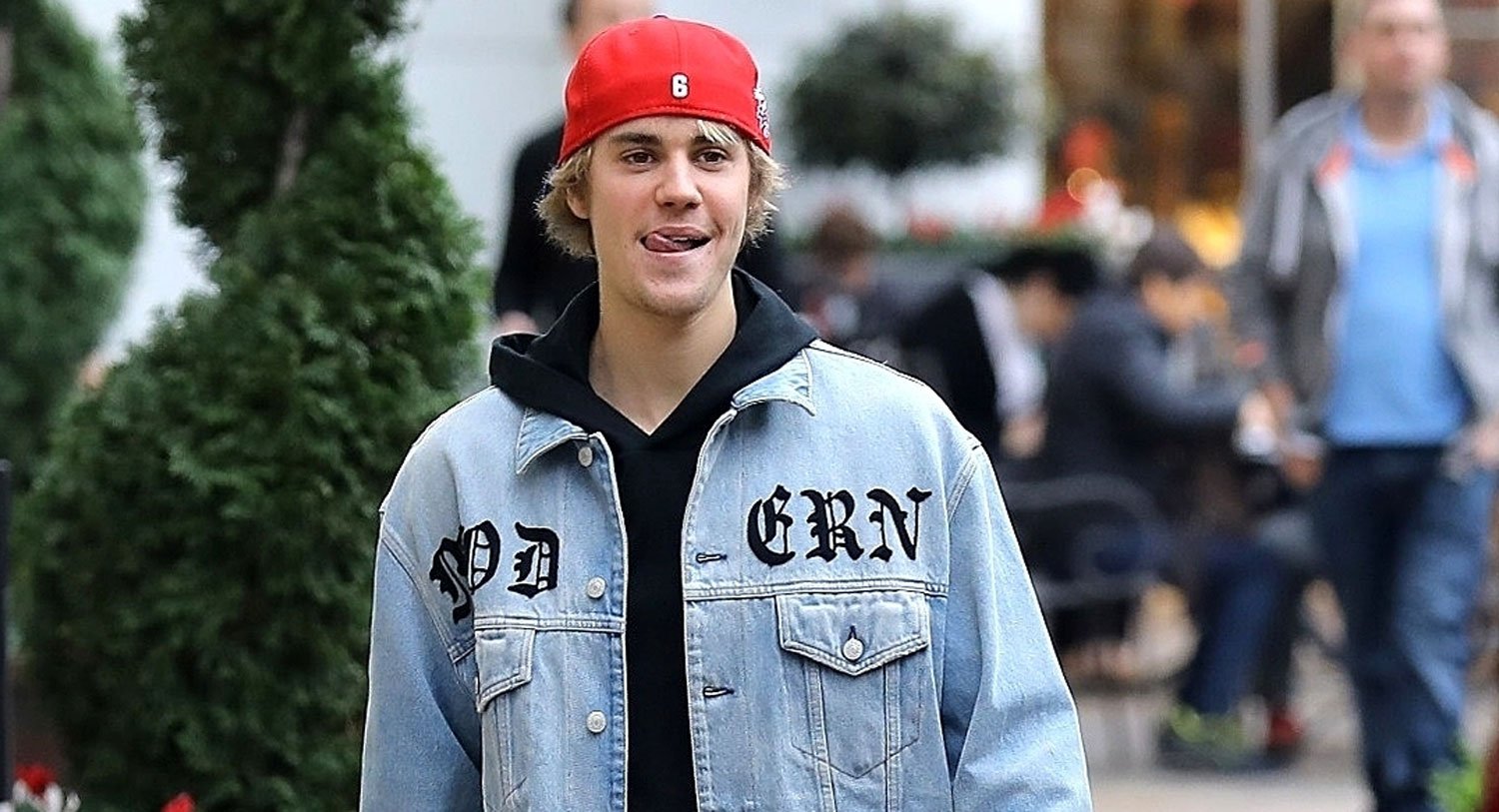 Justin Bieber is All Smiles While Getting His Christmas Shopping Done